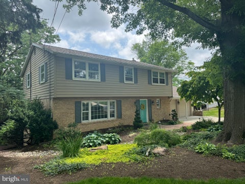 Photo of 2031 Hollywood Parkway, YORK, PA 17403 (MLS # PAYK2108322)