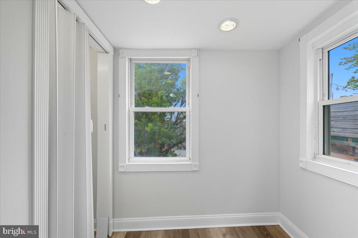 HOLLINS MARKET - Residential