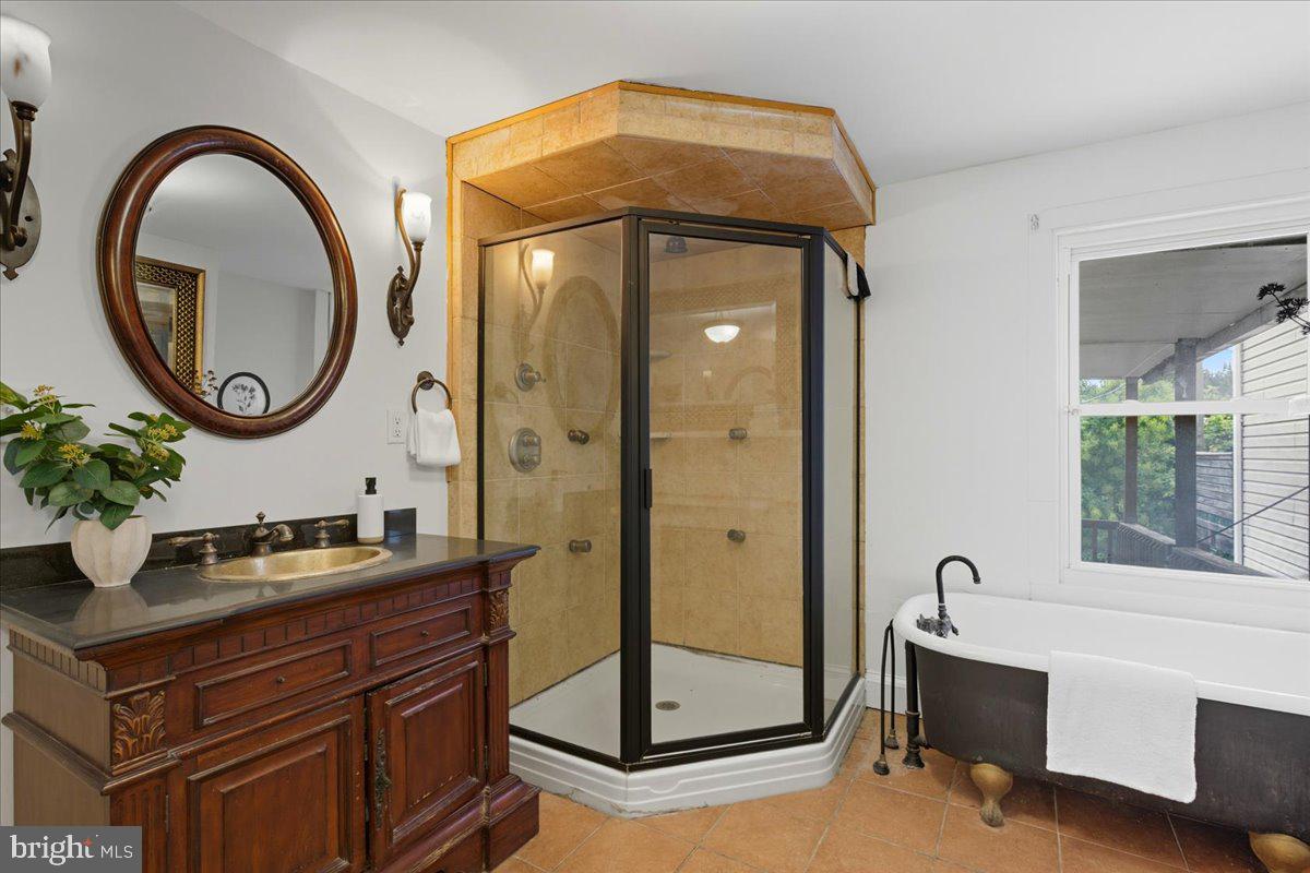 HOLLINS MARKET - Residential