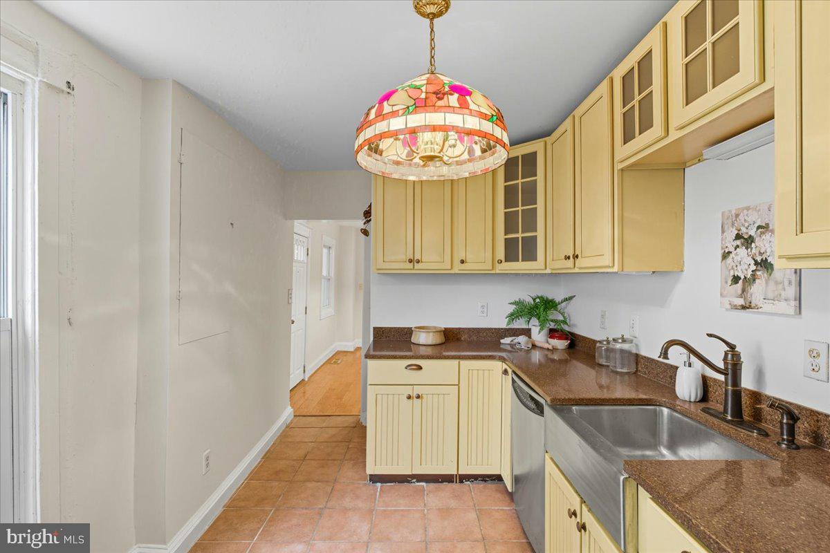 HOLLINS MARKET - Residential