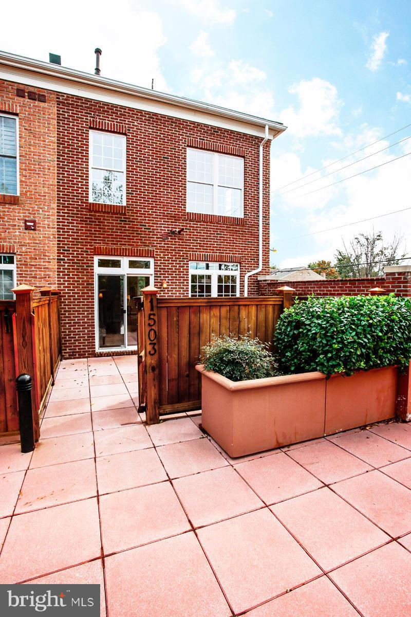 TOWN COURT - Residential Lease