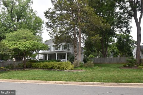 Homes For Rent - 2901 Meadow View Road<br/> FALLS CHURCH, VA 22042