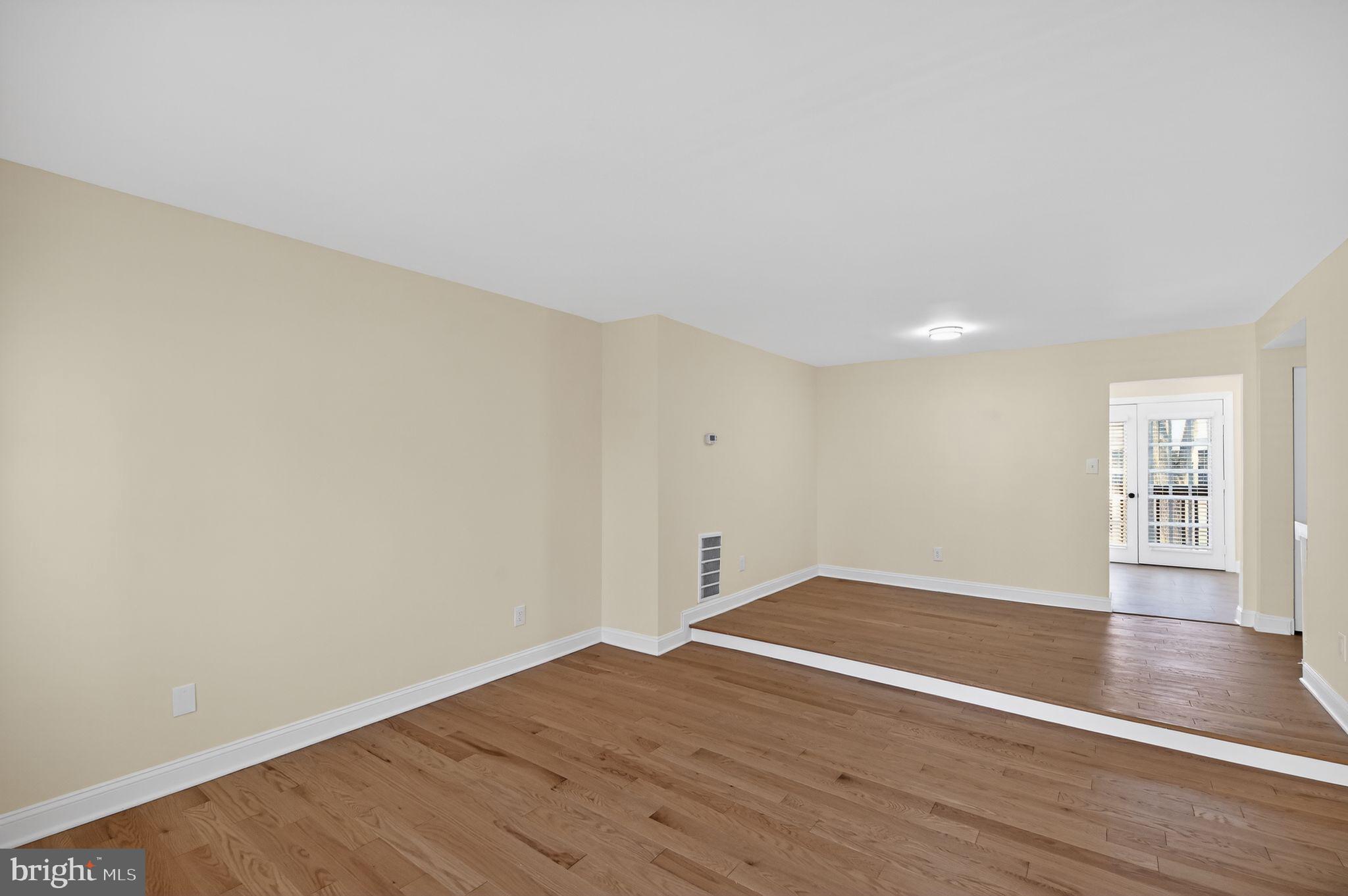 OAKWOOD COMMONS - Residential