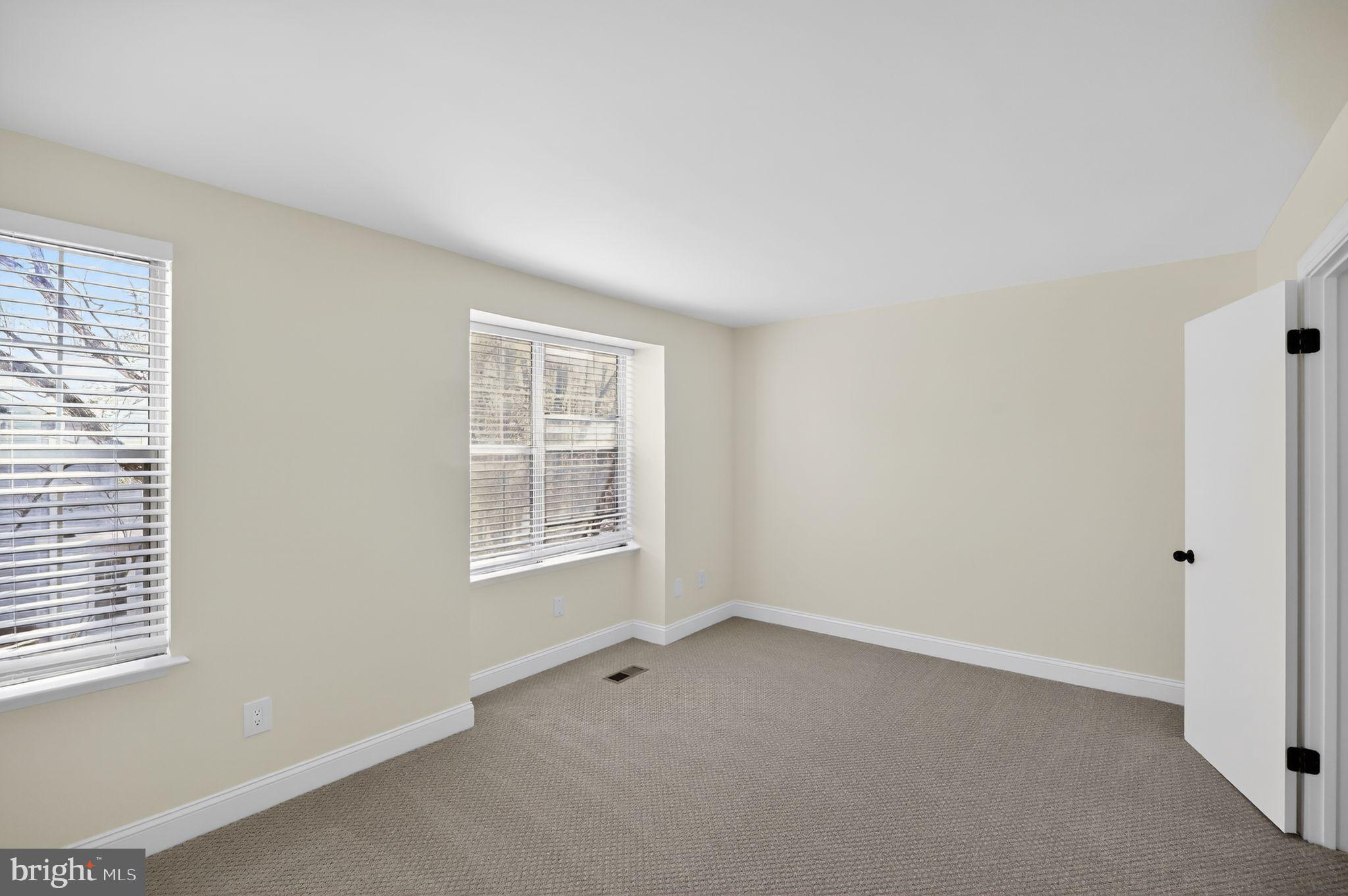 OAKWOOD COMMONS - Residential