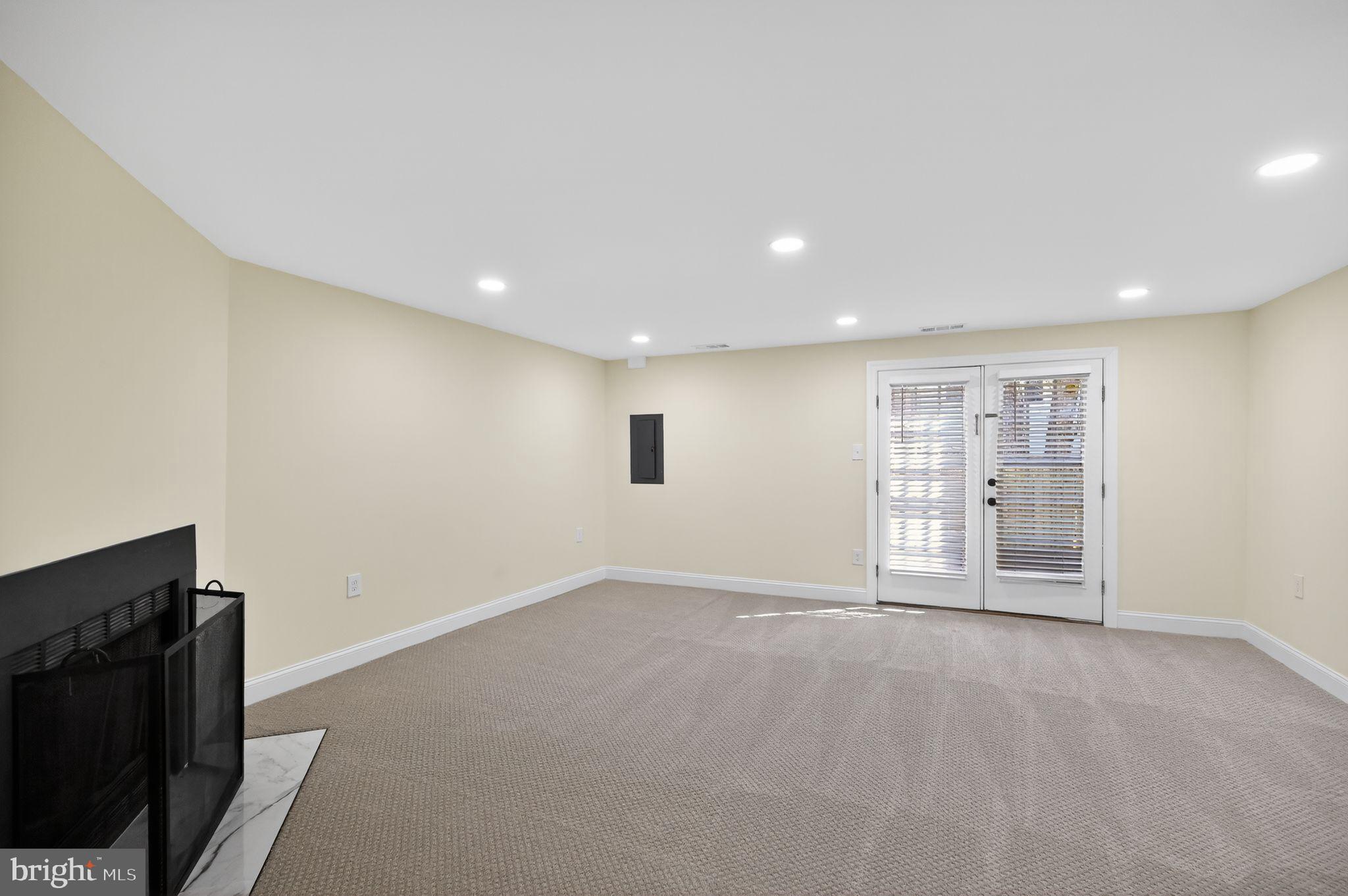 OAKWOOD COMMONS - Residential