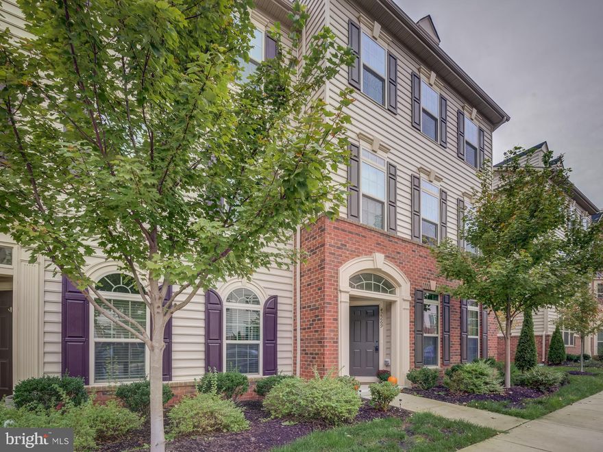 Beautiful Townhouse/Condo in Aldie, VA built in 2016.  Stunning features such  hardwood flooring throughout home, granite counter tops, and a custom shiplap wall.  Community offers numerous amenities to home owner including a pool, gym, and numerous playgrounds.   This home will not last long.