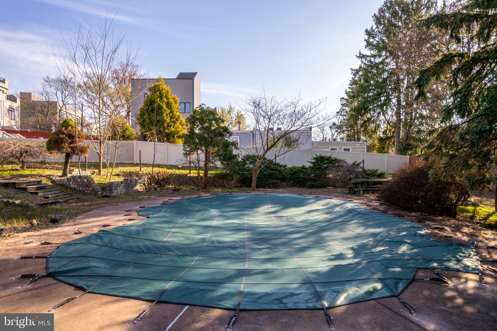 ROXBOROUGH - Commercial Sale