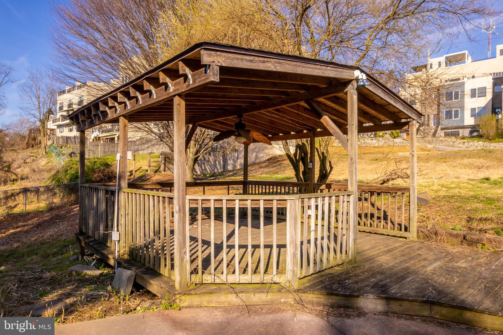 ROXBOROUGH - Commercial Sale