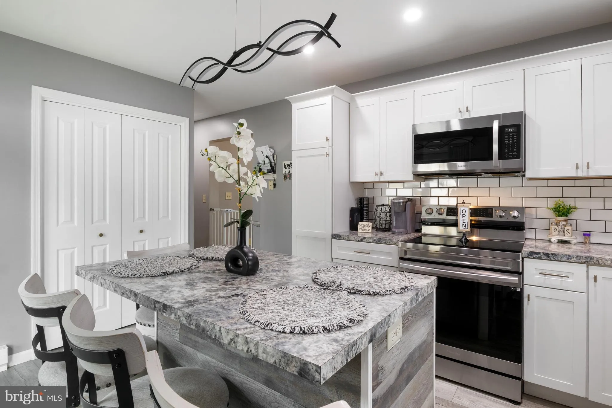 Ephrata, Pennsylvania 17522, United States, 4 Bedrooms Bedrooms, ,2 BathroomsBathrooms,Residential,Pending,212984