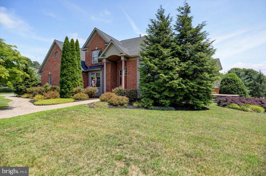 STUNNING ALL BRICK HOME, IN SOUGHT AFTER PEMBERTON SUBDIVISION!  OFFERING OVER 4400 FINISHED SQUARE FEET WITH WINDOWS GALORE AND WIDE PLANK RED BIRCH FLOORS THROUGHOUT THE MAIN LEVEL.
SELLER HAS MADE MANY IMPROVEMENTS INCLUDING:
NEW KITCHEN CABINETS , COUNTER TOPS AND BACKSPLASH
NEW ROOF
NEW WATER HEATER
NEW LANDSCAPING IN THE FRONT AND SIDE YARDS
ENTIRE INTERIOR WAS REPAINTED 5 YEARS AGO
NEW A/C UNIT
NEW DISHWASHER
NEW REFRIGERATOR IN LAUNDRY ROOM
DECK ON THE REAR HAS BEEN POWER WASHED, REPAINTED.AND SOME BOARDS REPLACED
THIS HOME OFFERS SO MUCH INCLUDING A SEPARATE SUITE FOR FAMILY W//HICH HAS A FULL KITCHEN, BATH, FAMILY ROOM, CRAFT/EXERCISE/PLAYROOM, BEDROOM.  BEDROOM DOES NOT HAVE A FULL WINDOW.
THERE IS ALSO PLENTY OF STORAGE IN THE LOWER LEVEL.