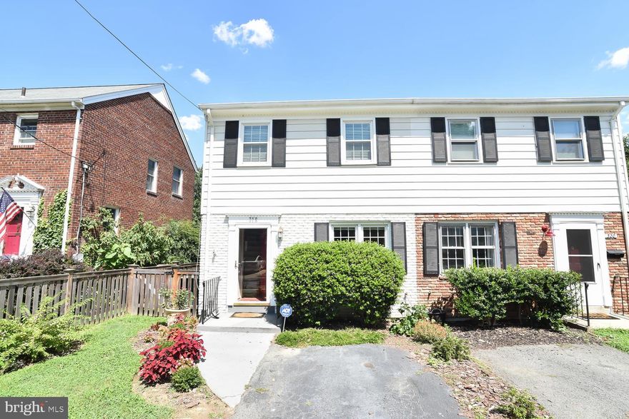 Great 3 bedroom, 1.5 bath TH with-in short walk of Del Ray Hip and modern renovated kitchen with SS appliances, quartz countertops, breakfast bar. Open concept on the main level with renovated half bath, full-size washer & dryer, new HVAC unit 2017, custom closets. Great flat, fully fenced backyard with upgraded composite deck and stone patio. Available 08/10, Must See!