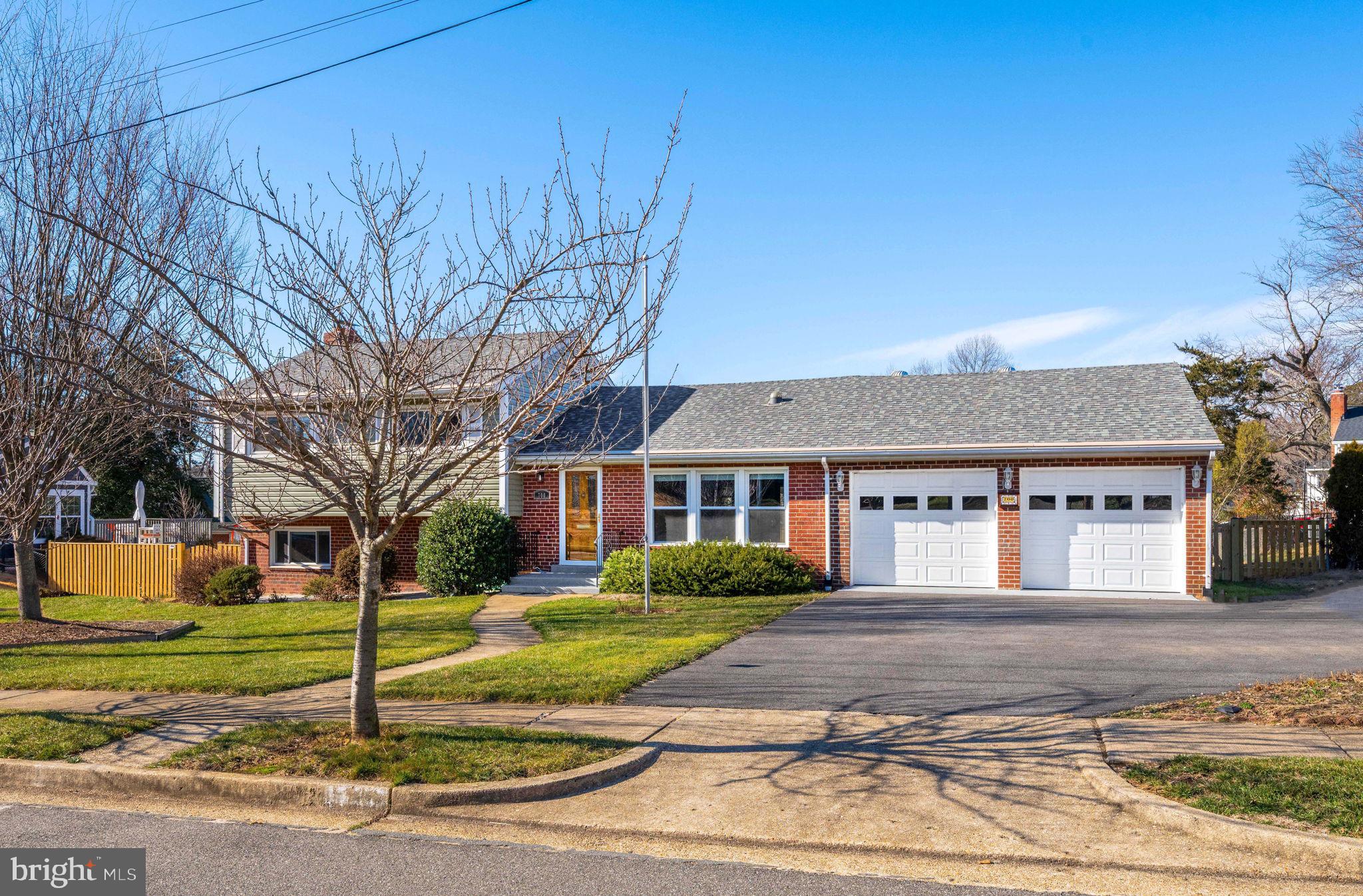 700 N MANSFIELD STREET