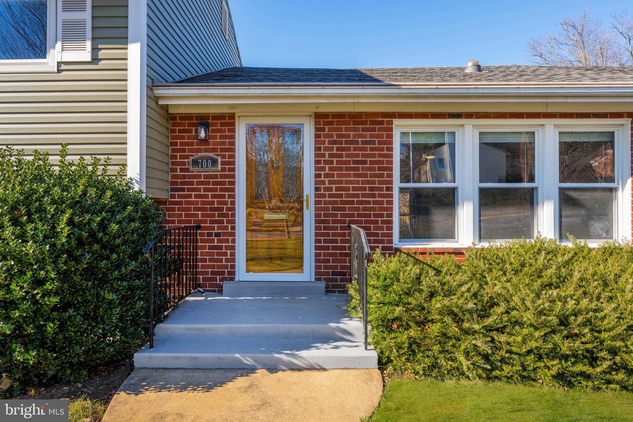 700 N MANSFIELD STREET