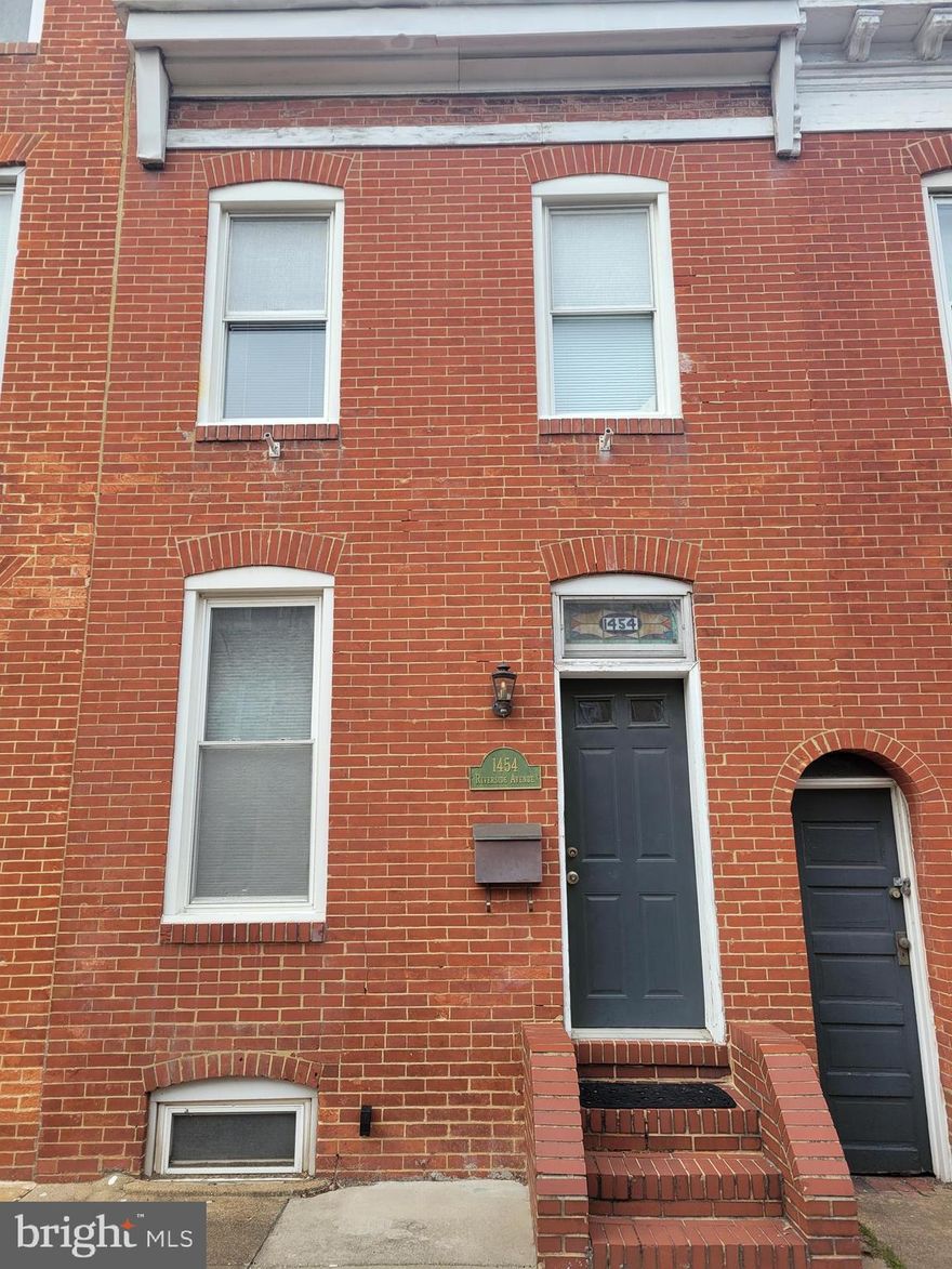 Welcome home to 1454 Riverside Avenue.  Location & Parking PRIME!  Charming, Brick
2BR/1.5BA with large kitchen, separate dining space and family room off of the kitchen.  Lovely stained glass above the front door.   Screened in porch is perfect for entertaining OR remove and enlarge the Parking Pad.  Great investment property.  House shows well, but is an ideal property for total renovation.  You will love the location, close to Parks, Shopping Centers, Restaurants, Universities, I-95 & more!!