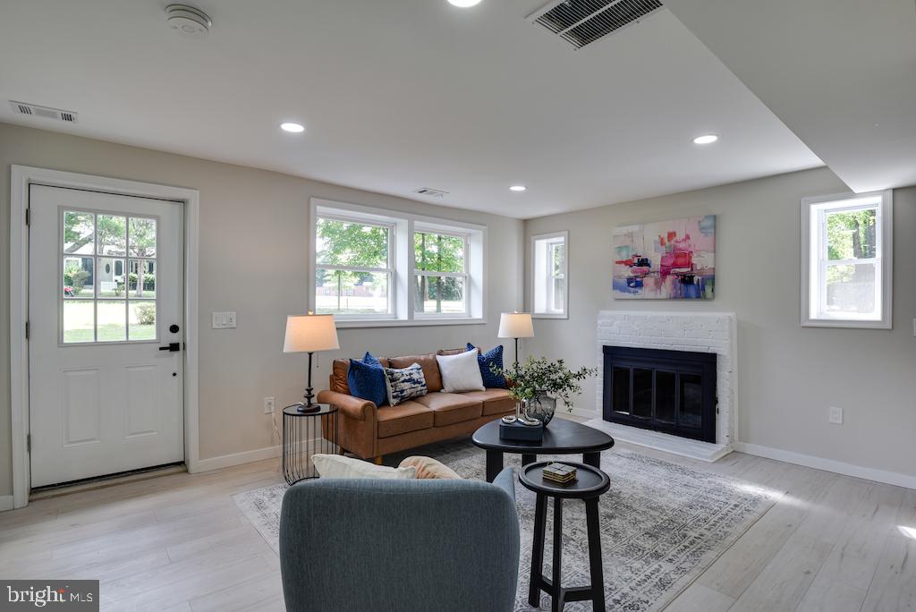 ENGLESIDE VILLAGE - Residential