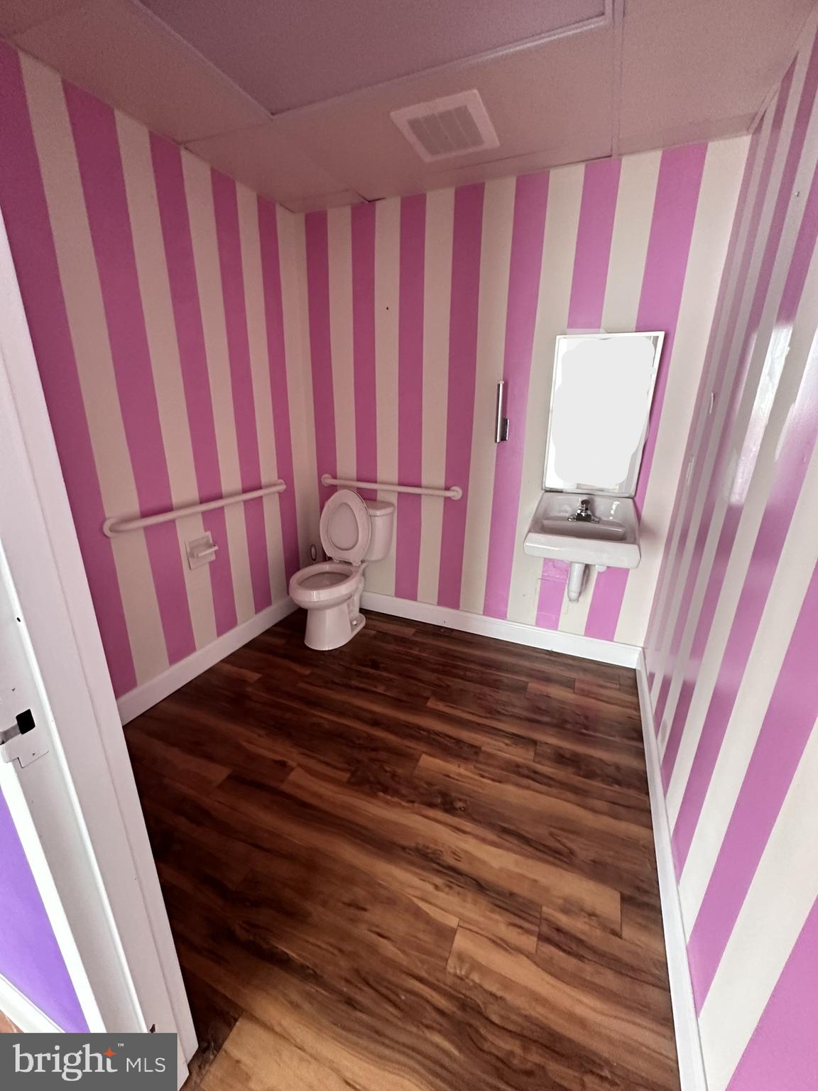 JACKSON SQUARE BUSINESS - Commercial Lease