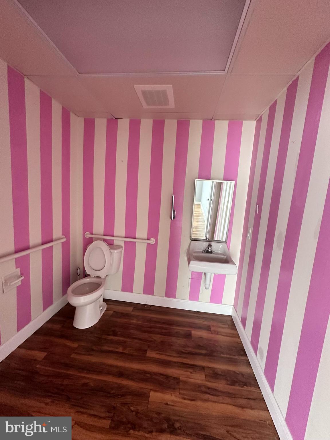 JACKSON SQUARE BUSINESS - Commercial Lease