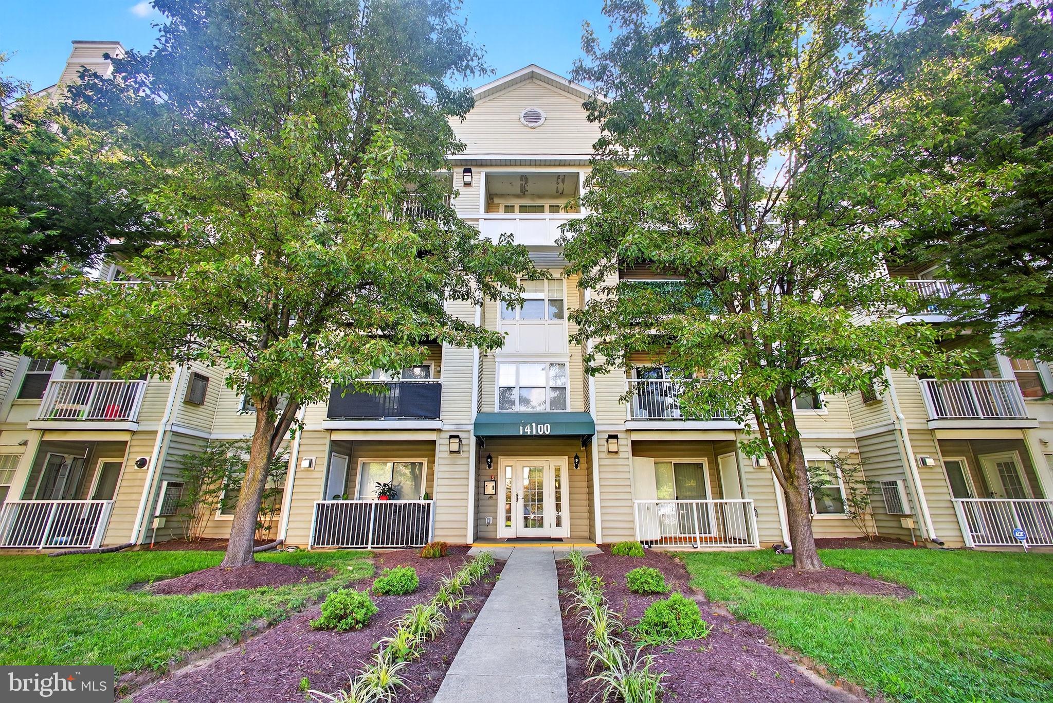 Fall in love with this beautiful, bright, and airy top-floor corner unit where natural light floods every room! This stylish 2 bed, 2 bath home features a modern open layout, freshly updated flooring and paint, and a fully equipped kitchen with sleek new plumbing fixtures and a brand-new garbage disposal—move-in ready and designed for comfort.
Enjoy your morning coffee on the private balcony while soaking in the sunshine or unwind in the peaceful serenity only a top-floor corner can offer.
Located in a secure, pet-friendly building with elevator access and a large parking lot for both tenants and guests, this home is as practical as it is charming.
Light. Style. Location. It’s all here—waiting for you.