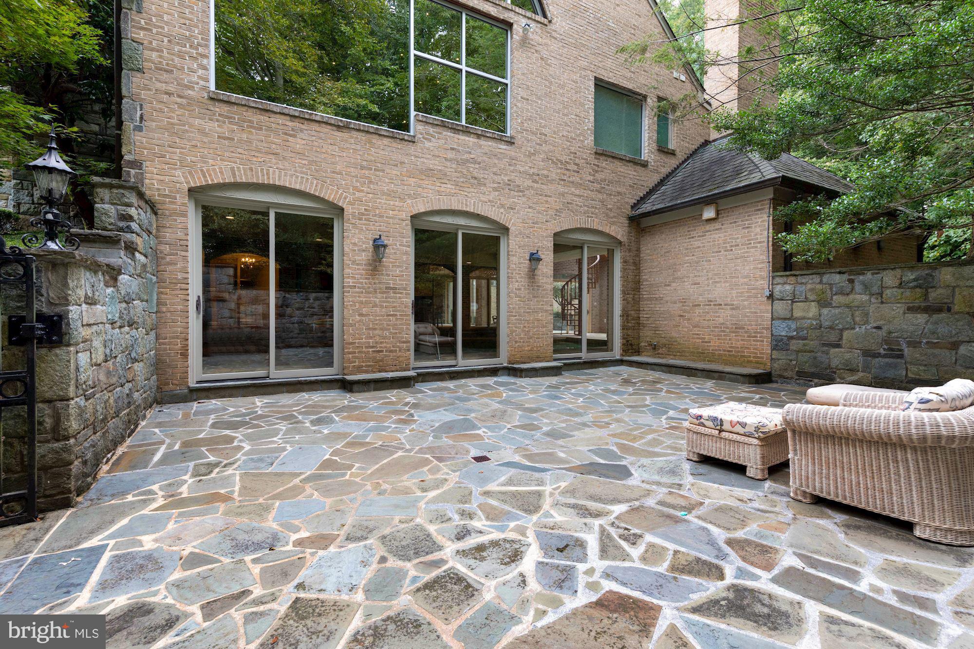 FALCONHURST - Residential