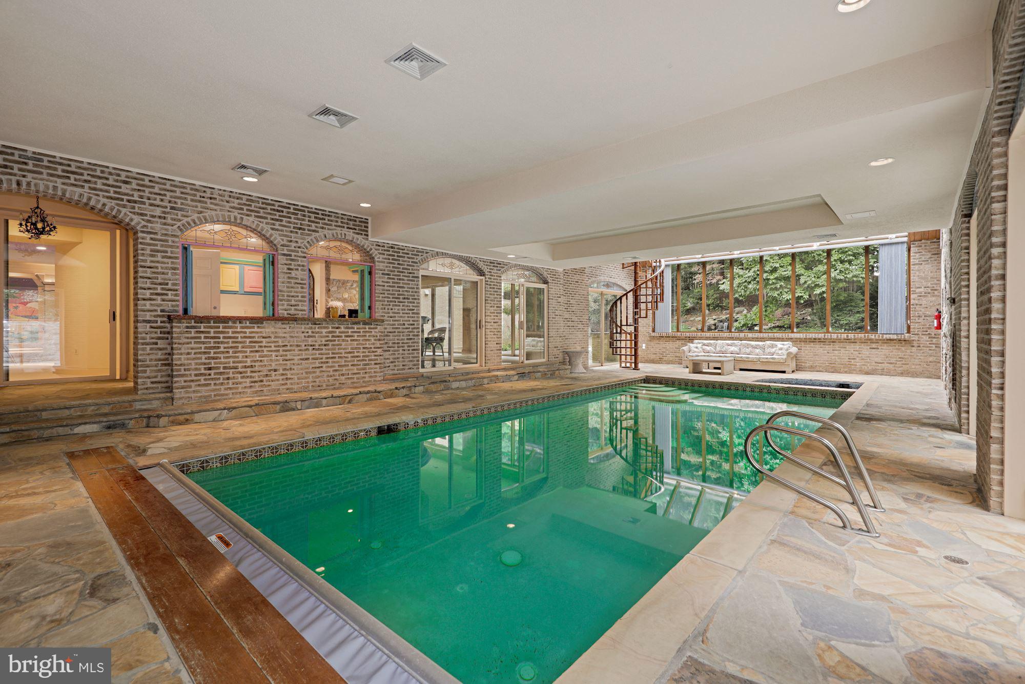 FALCONHURST - Residential
