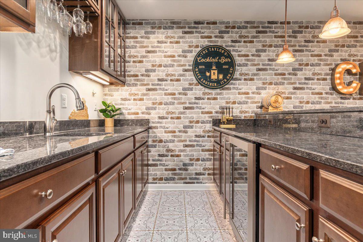 MAY'S QUARTER - Residential