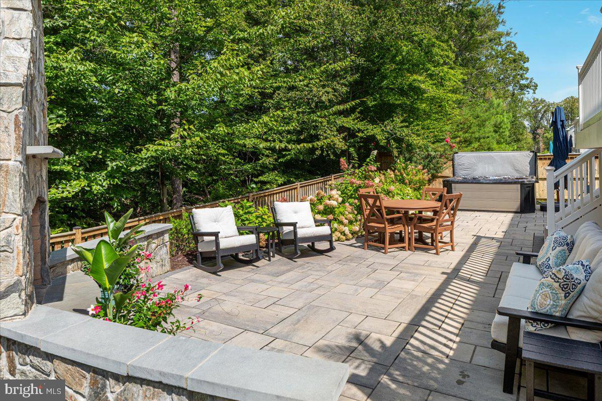 MAY'S QUARTER - Residential