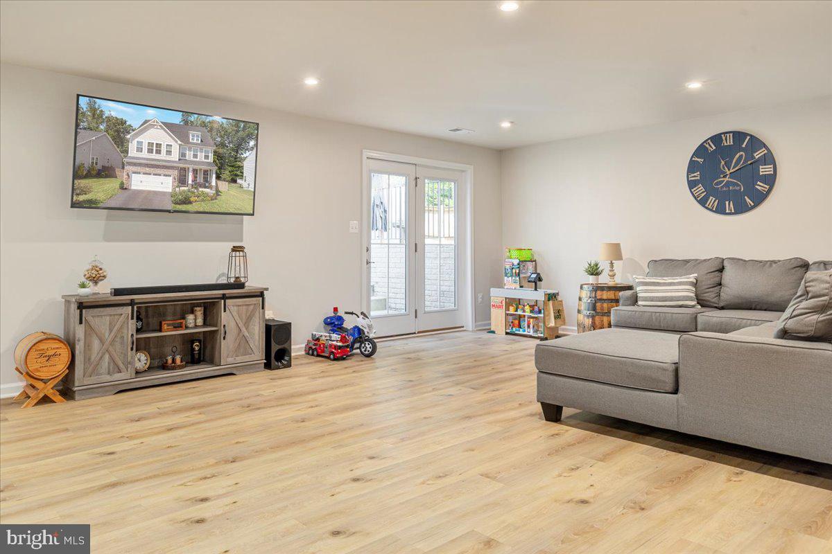 MAY'S QUARTER - Residential