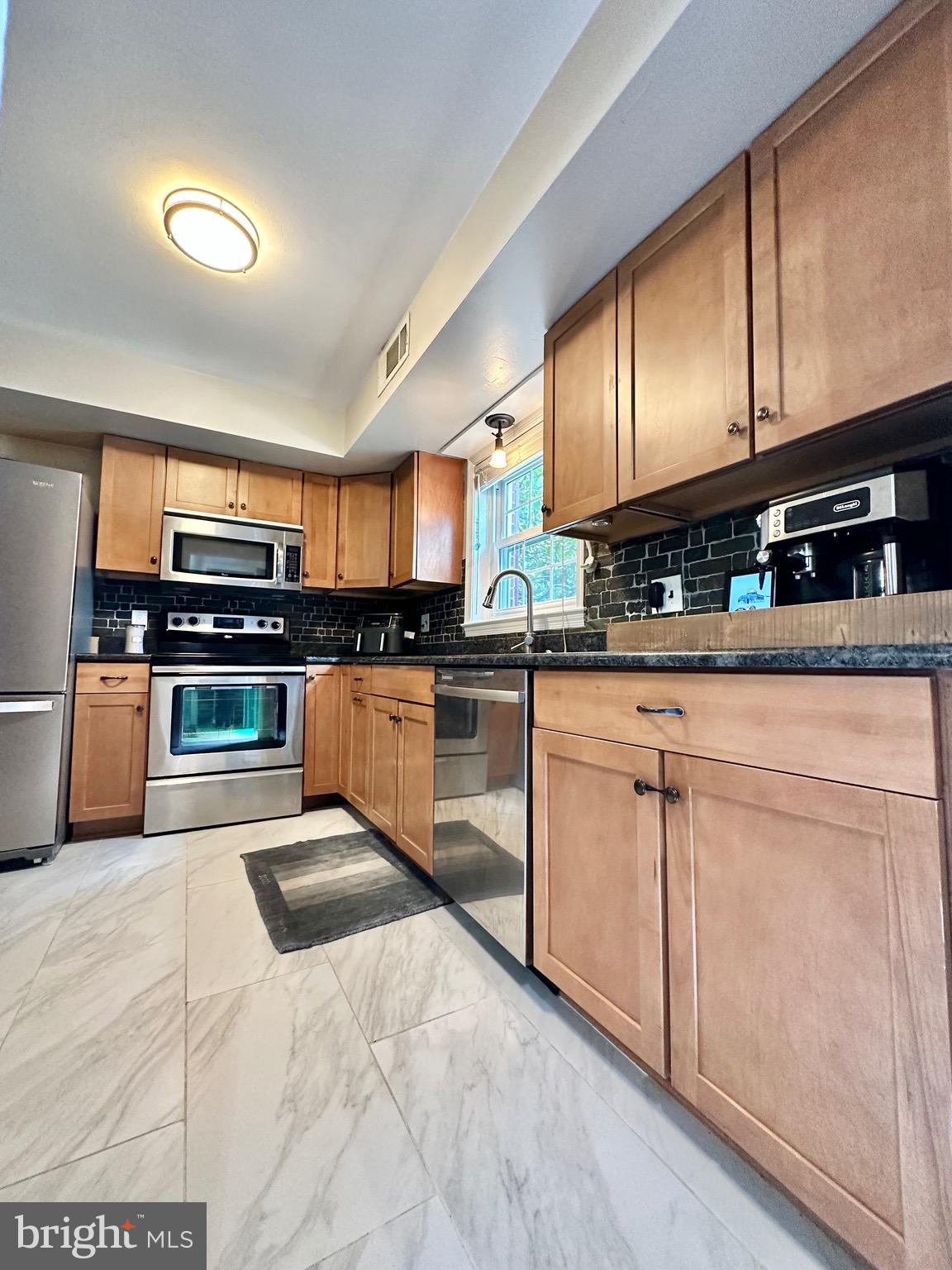 CARDINAL SQUARE - Residential Lease