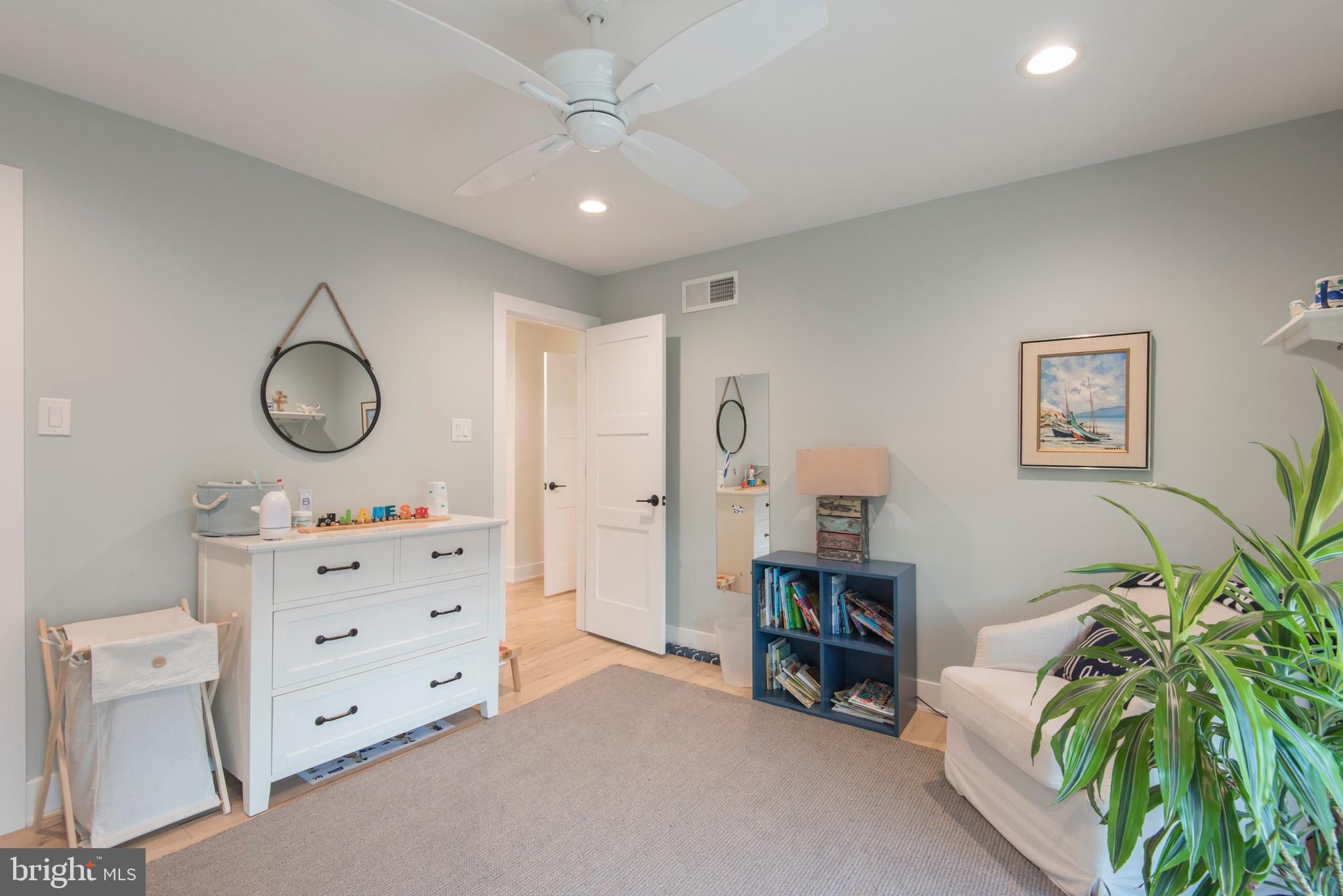 QUEEN VILLAGE - Residential