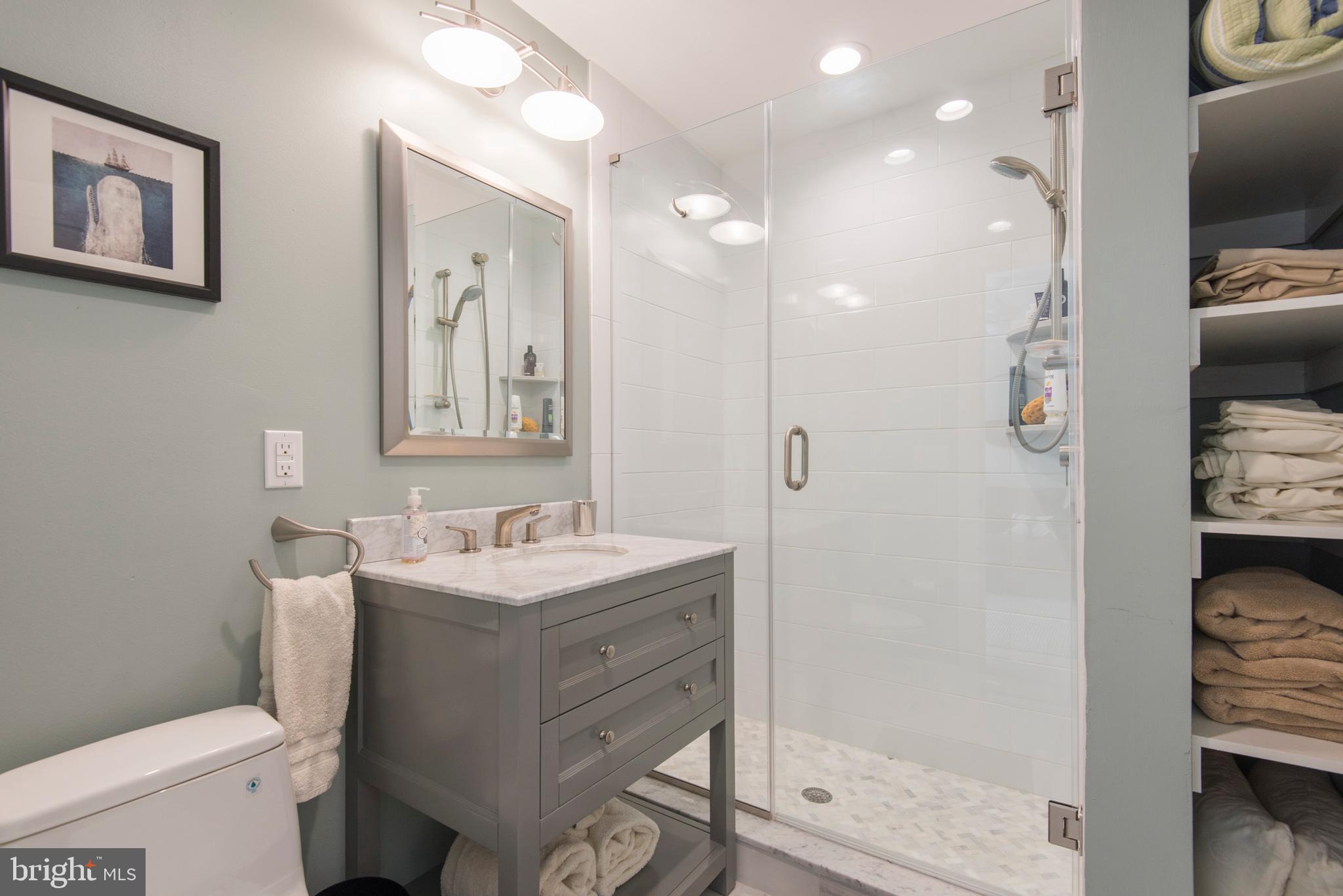 QUEEN VILLAGE - Residential