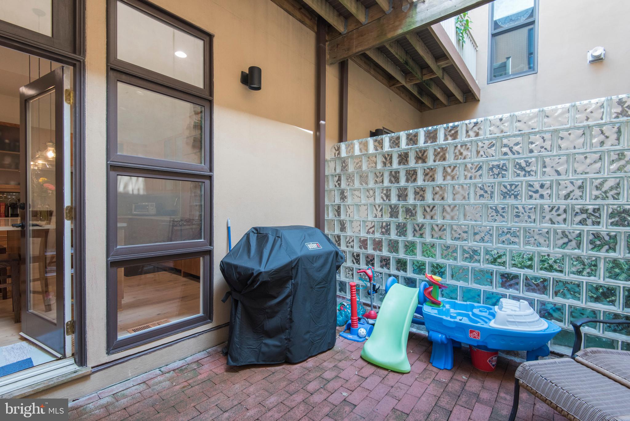 QUEEN VILLAGE - Residential