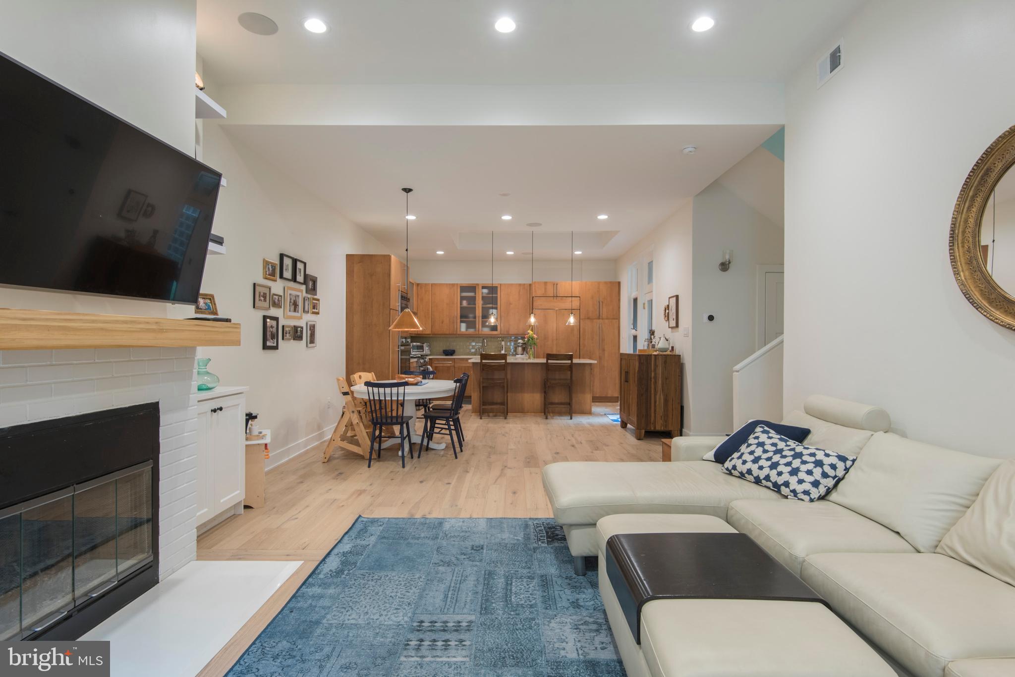 QUEEN VILLAGE - Residential