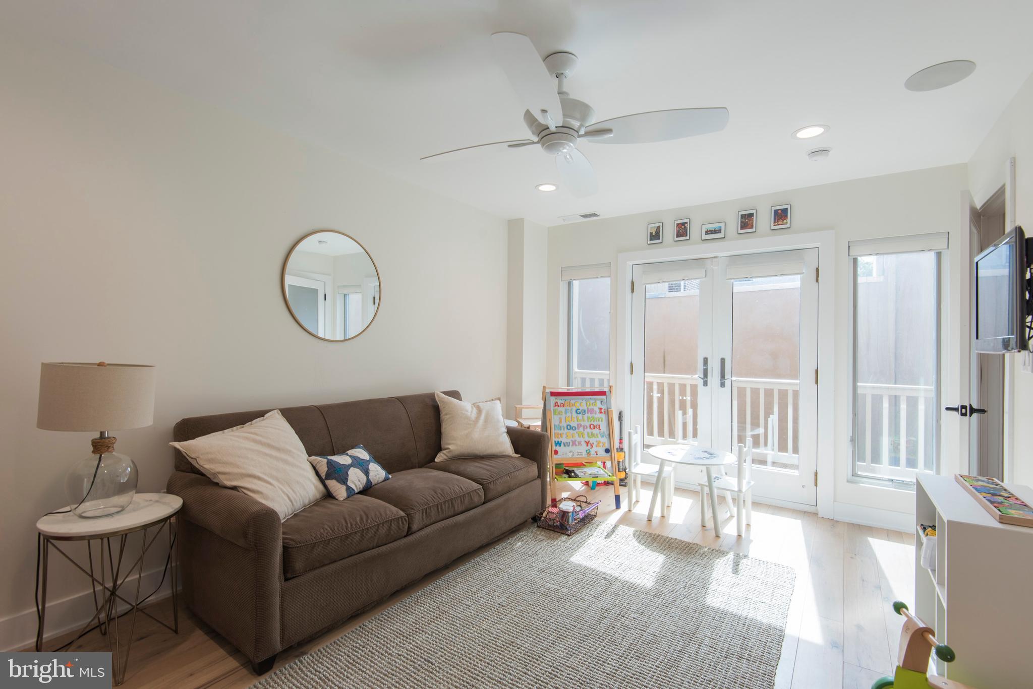 QUEEN VILLAGE - Residential