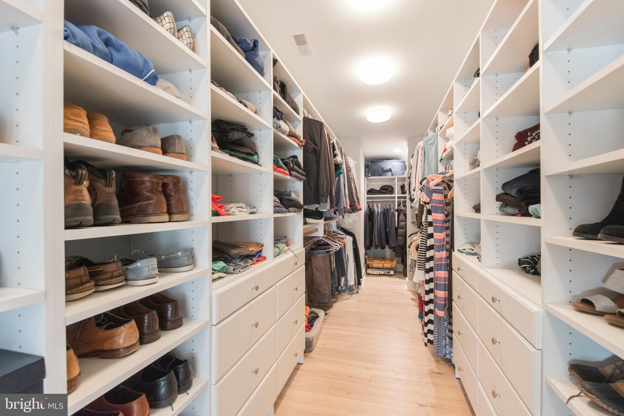 QUEEN VILLAGE - Residential