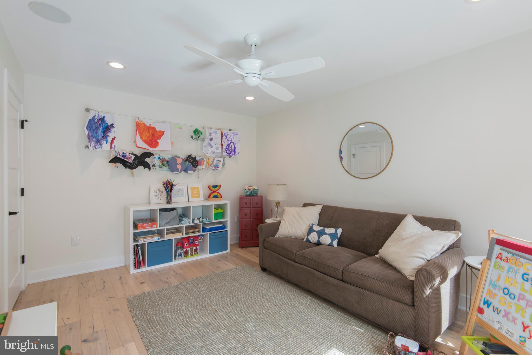 QUEEN VILLAGE - Residential