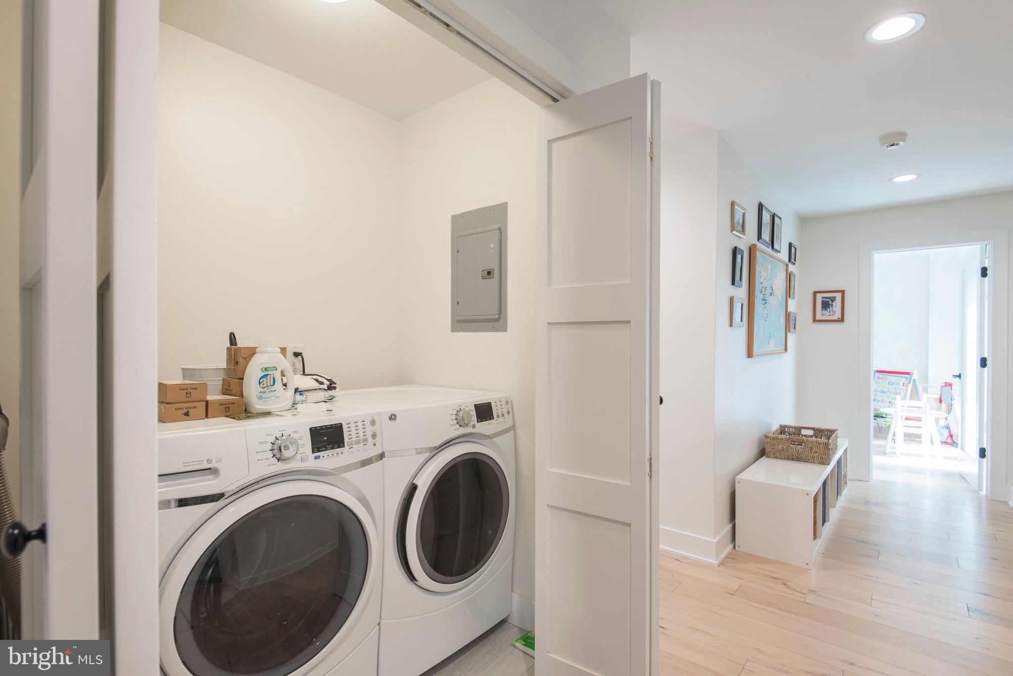 QUEEN VILLAGE - Residential