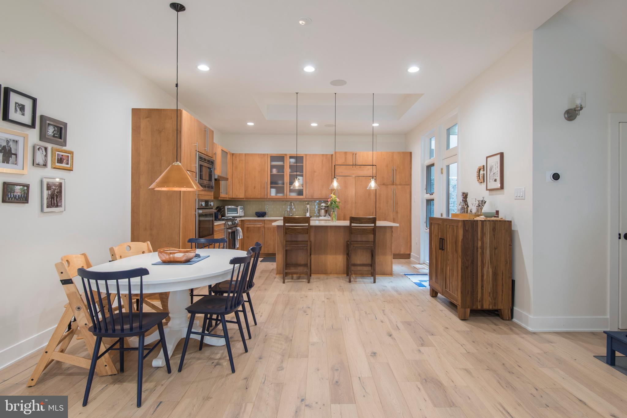 QUEEN VILLAGE - Residential