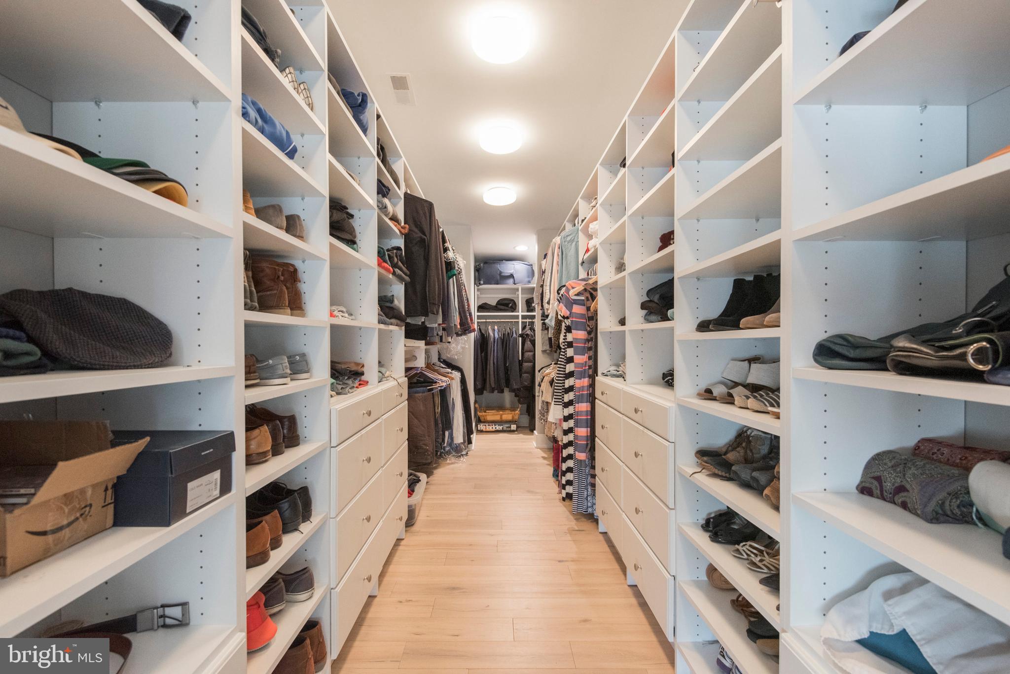 QUEEN VILLAGE - Residential