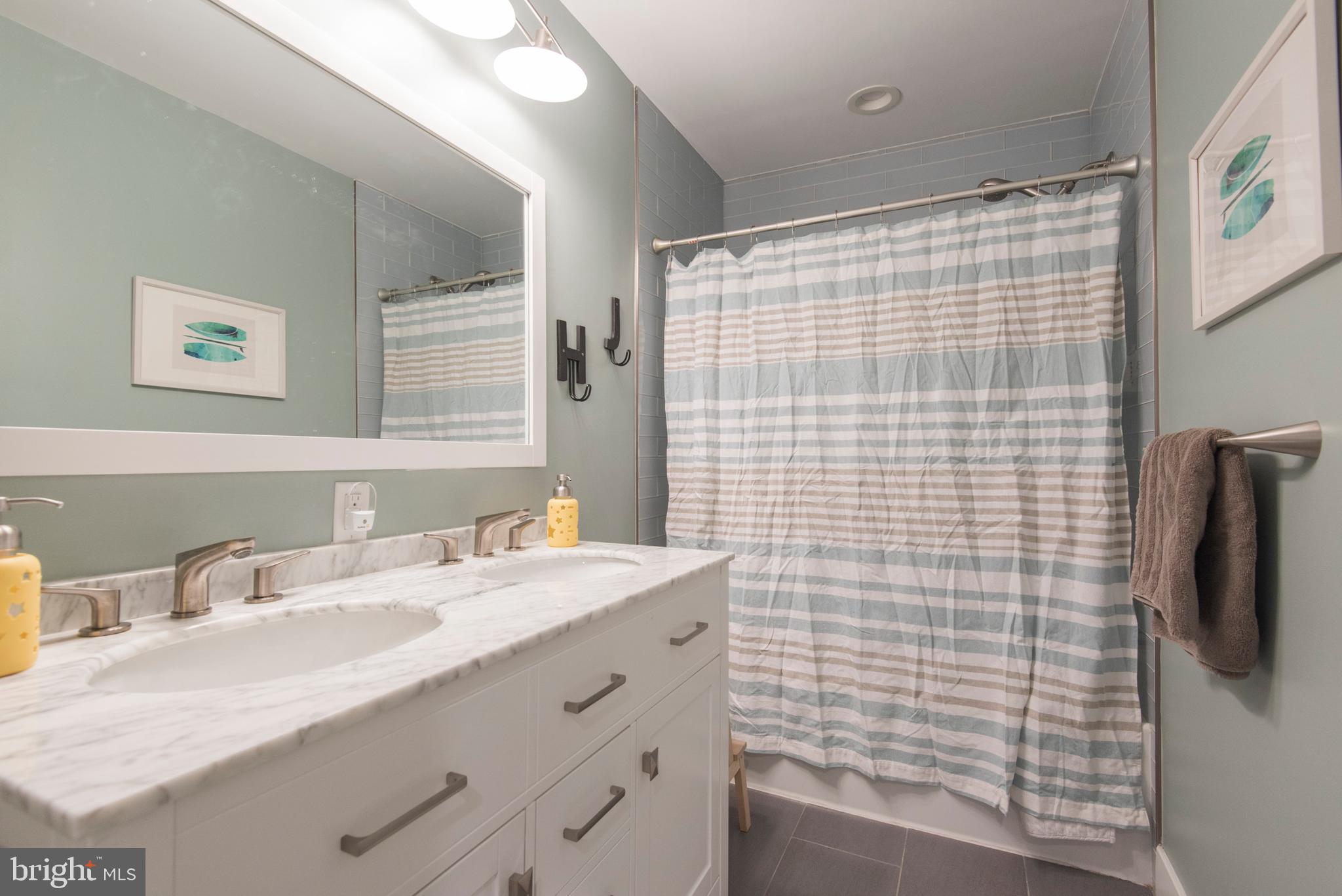 QUEEN VILLAGE - Residential