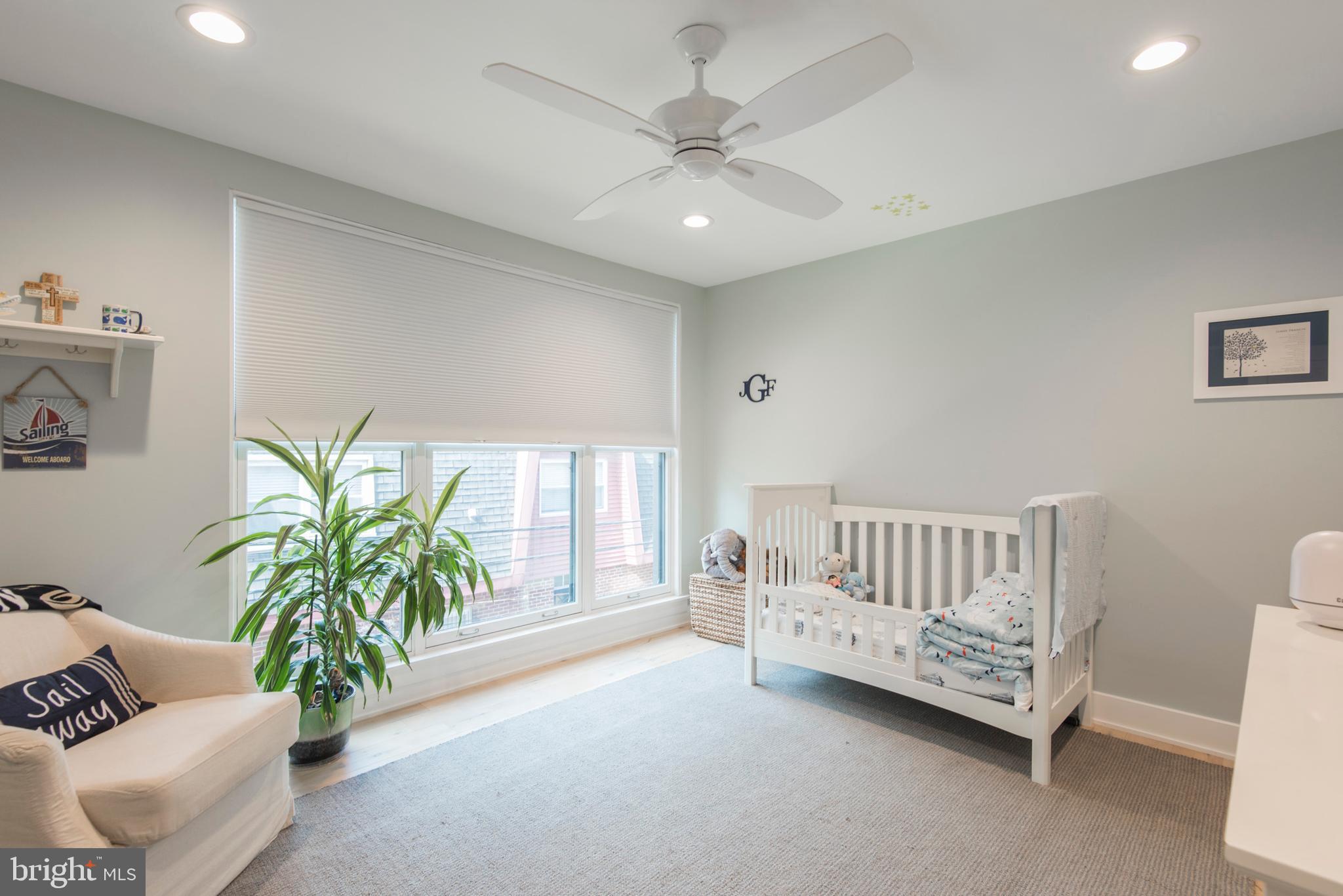 QUEEN VILLAGE - Residential