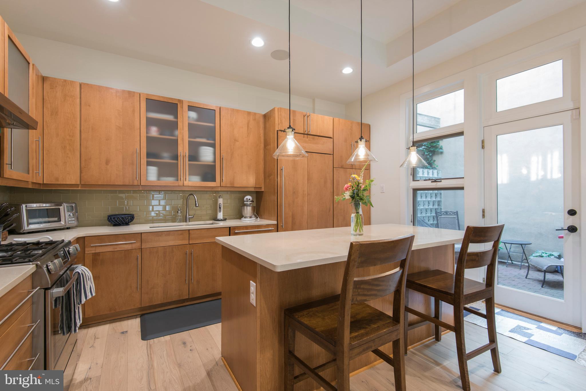 QUEEN VILLAGE - Residential