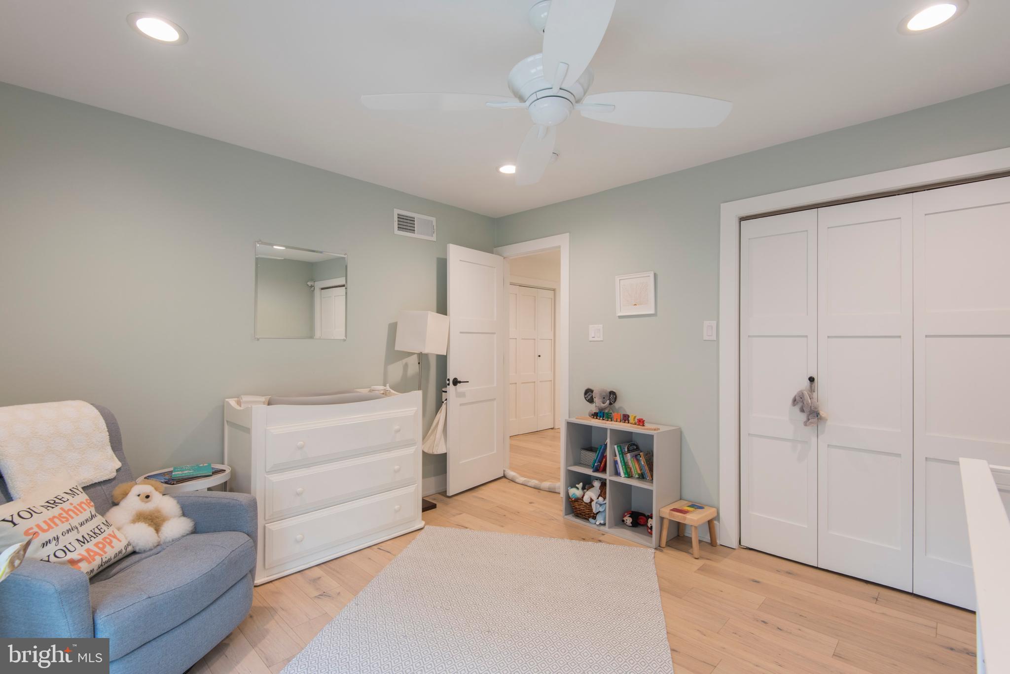 QUEEN VILLAGE - Residential