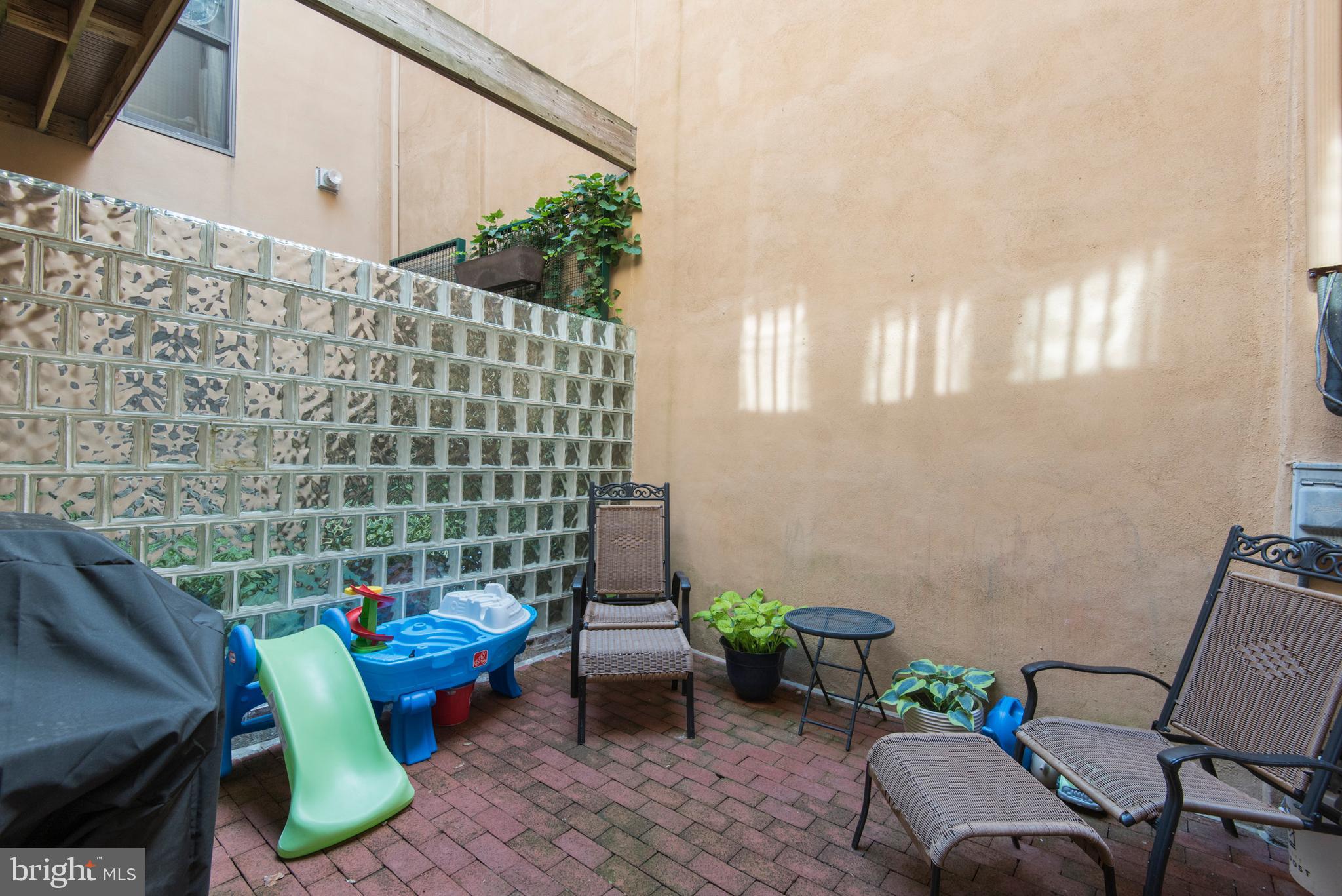 QUEEN VILLAGE - Residential