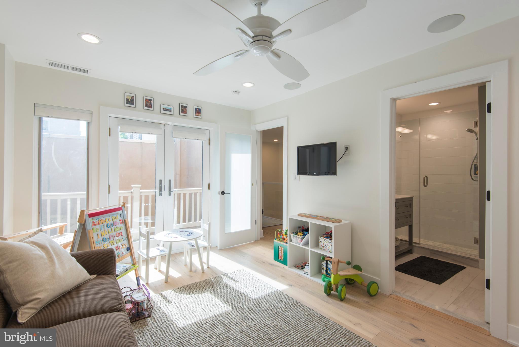 QUEEN VILLAGE - Residential