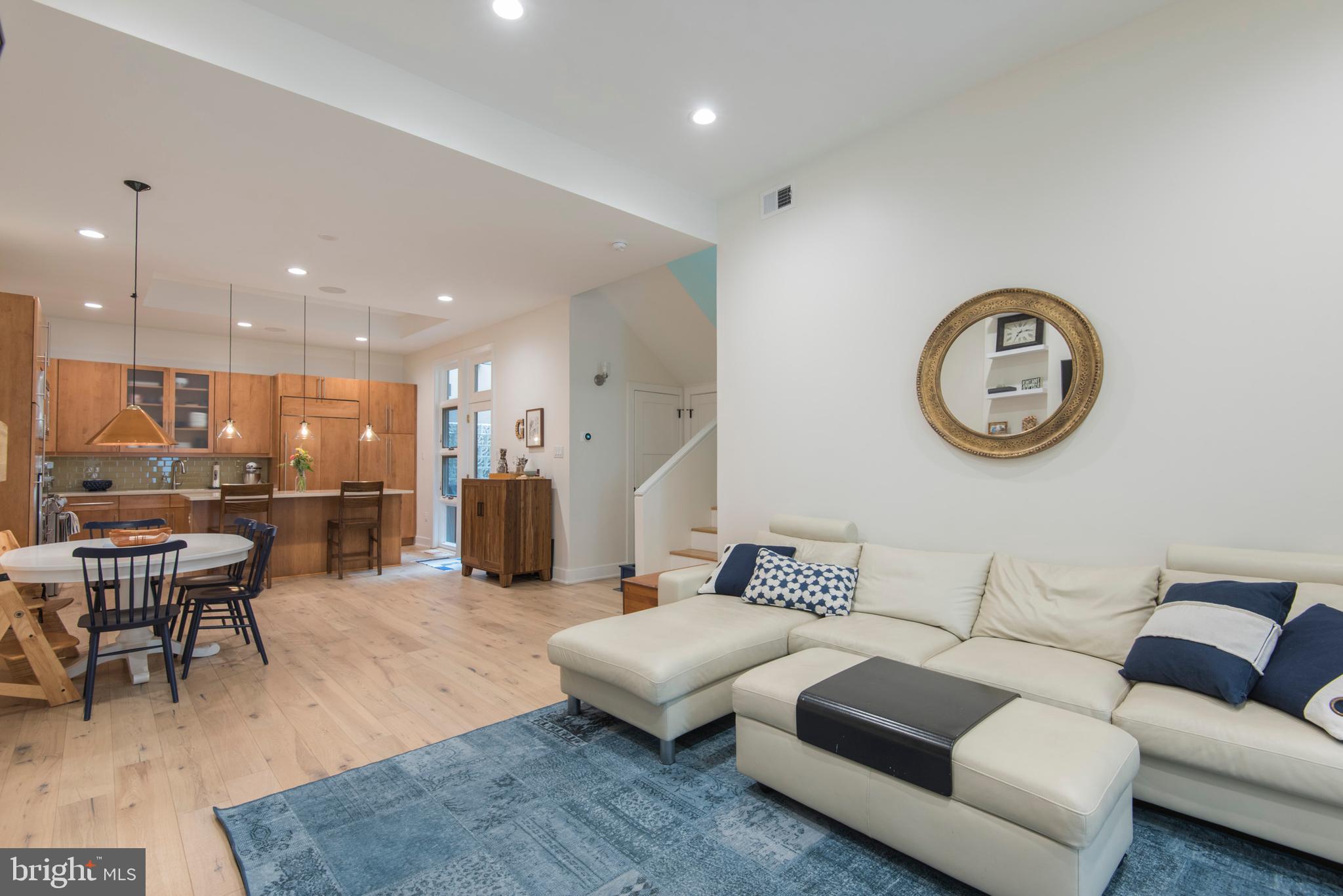 QUEEN VILLAGE - Residential