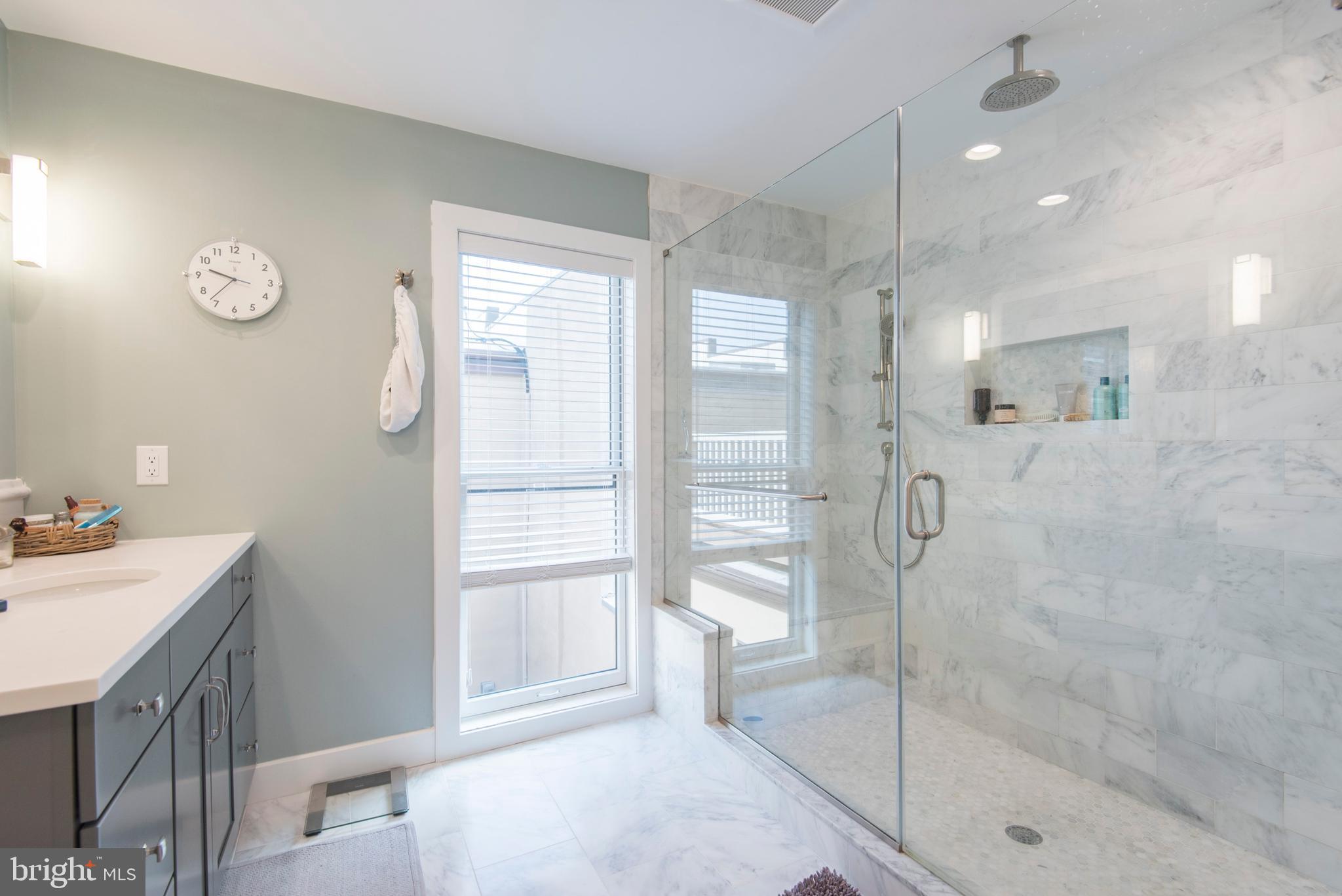 QUEEN VILLAGE - Residential