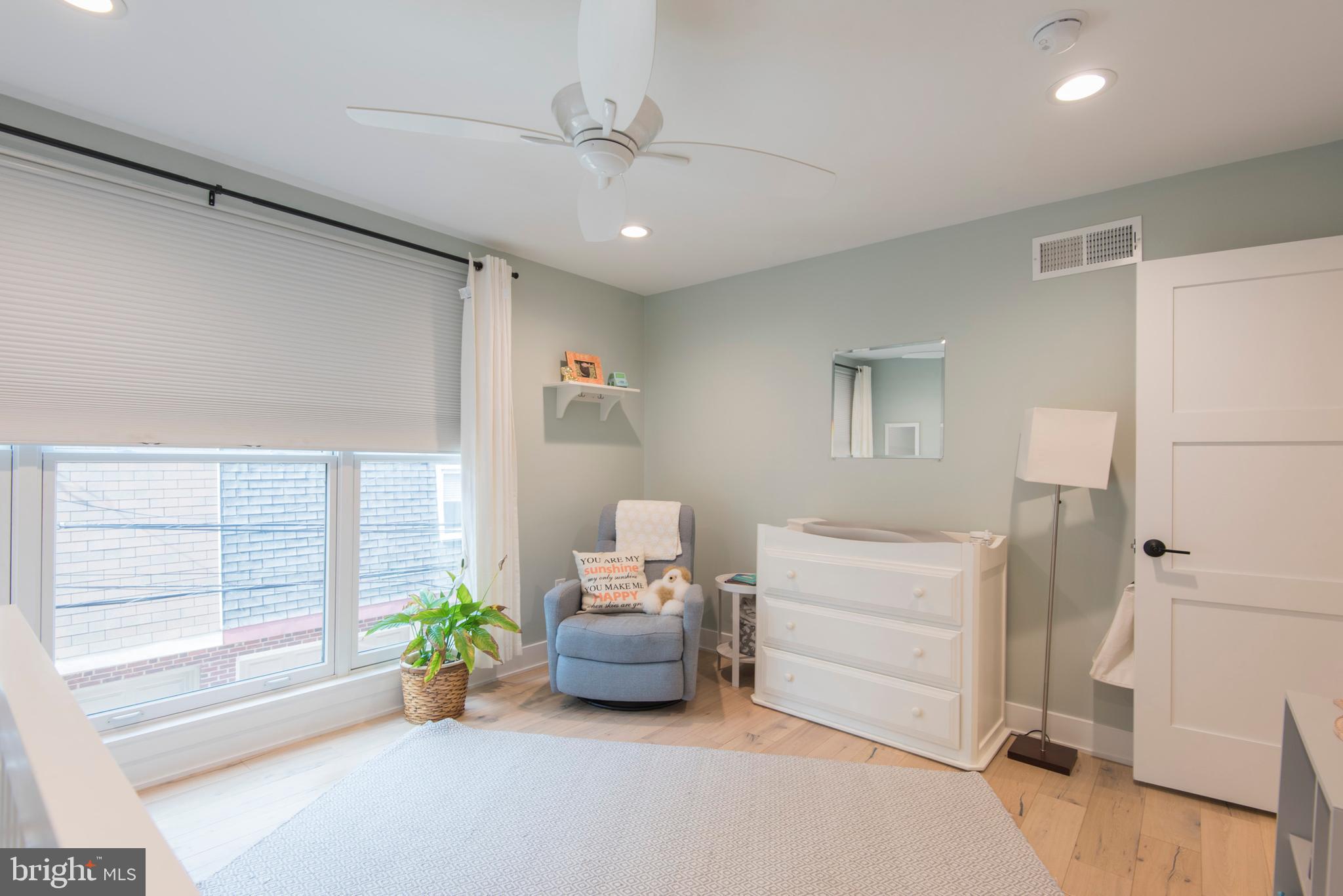 QUEEN VILLAGE - Residential