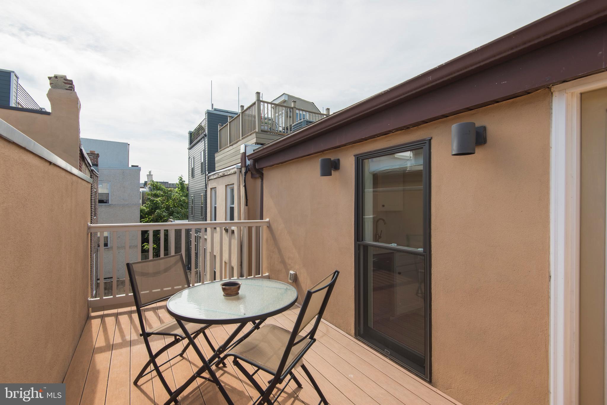 QUEEN VILLAGE - Residential