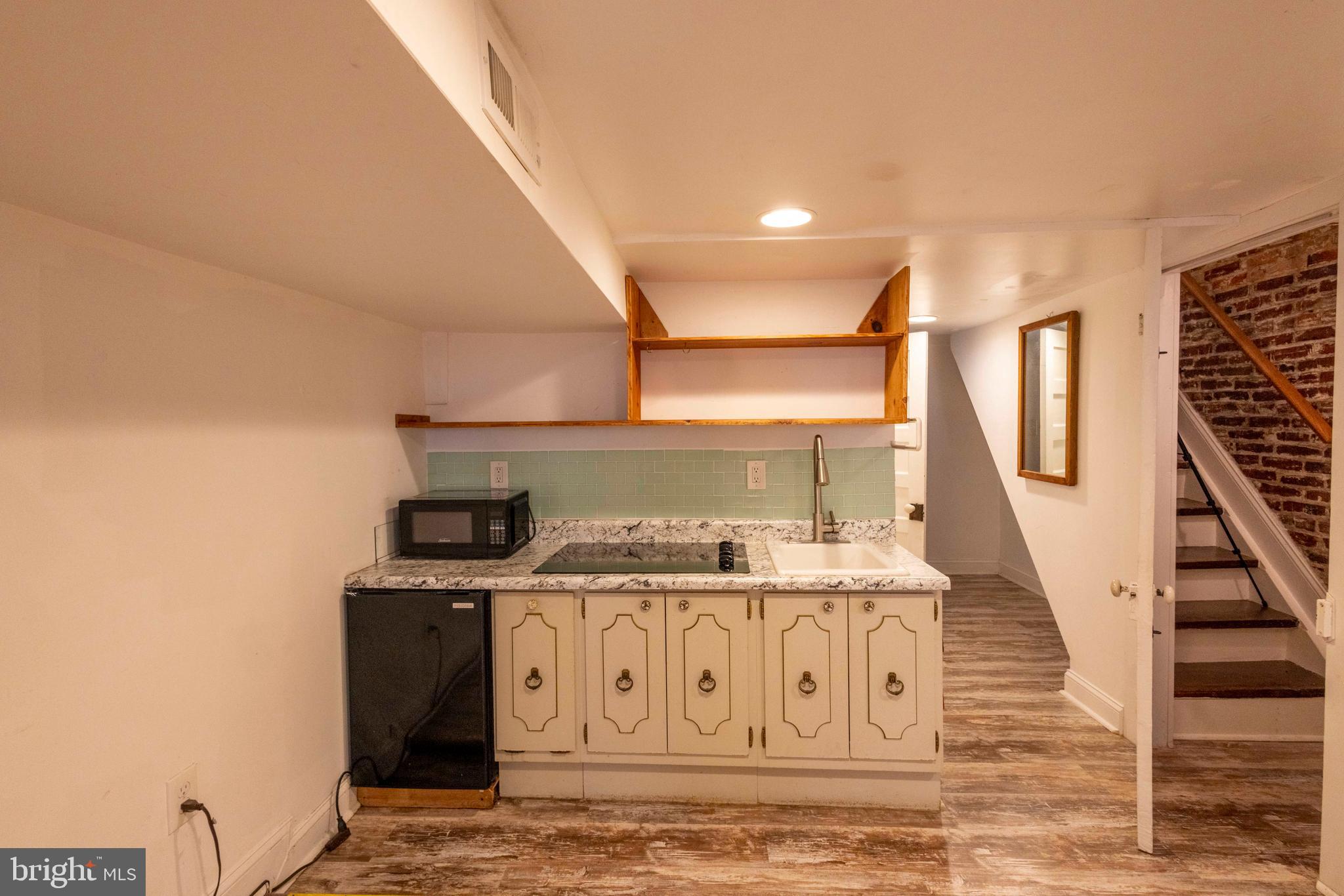 GREEKTOWN - Residential Lease