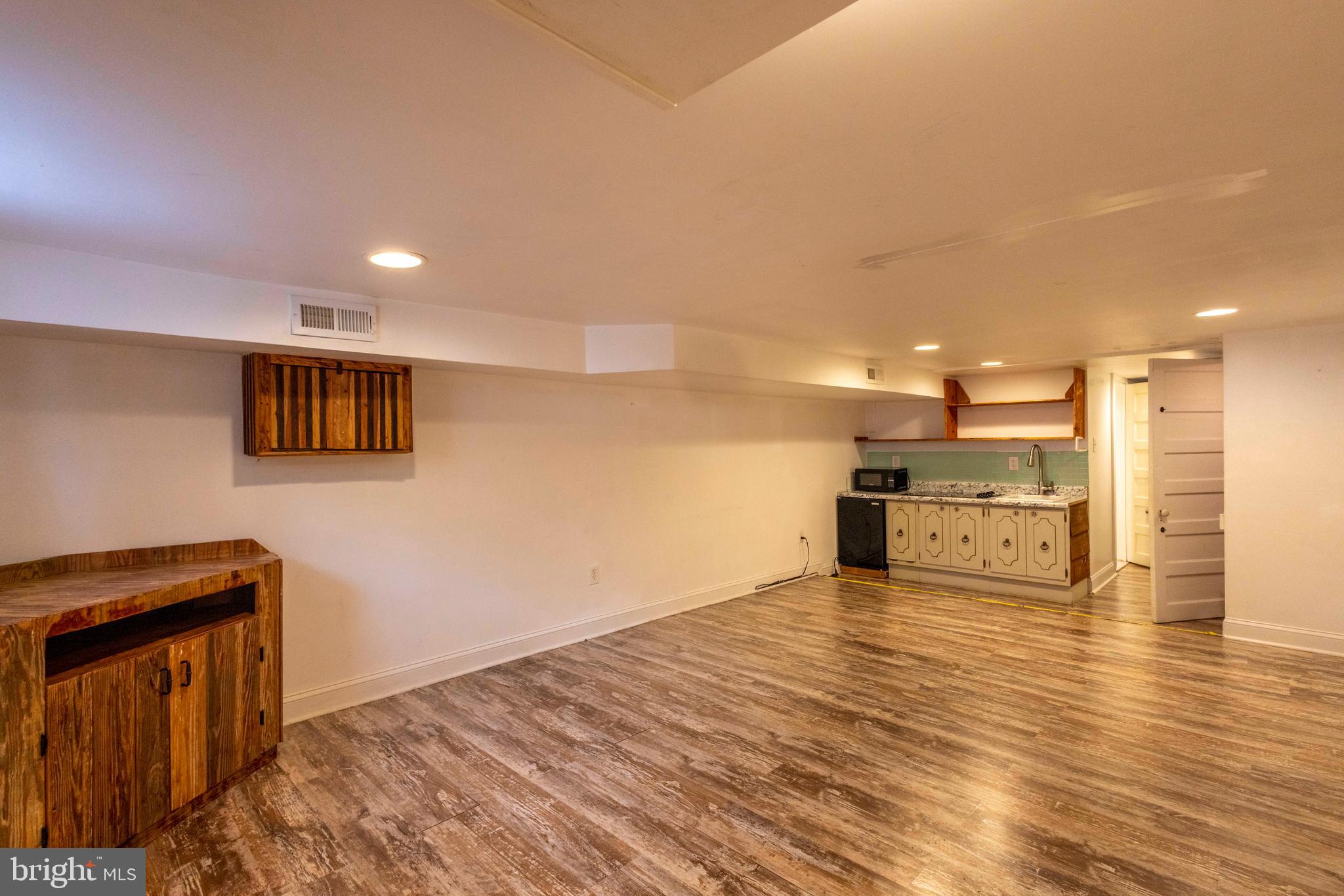 GREEKTOWN - Residential Lease